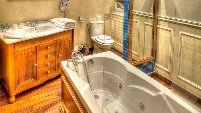 Salle de bain avec baignoire jacuzzi et lavabo en bois élégant.