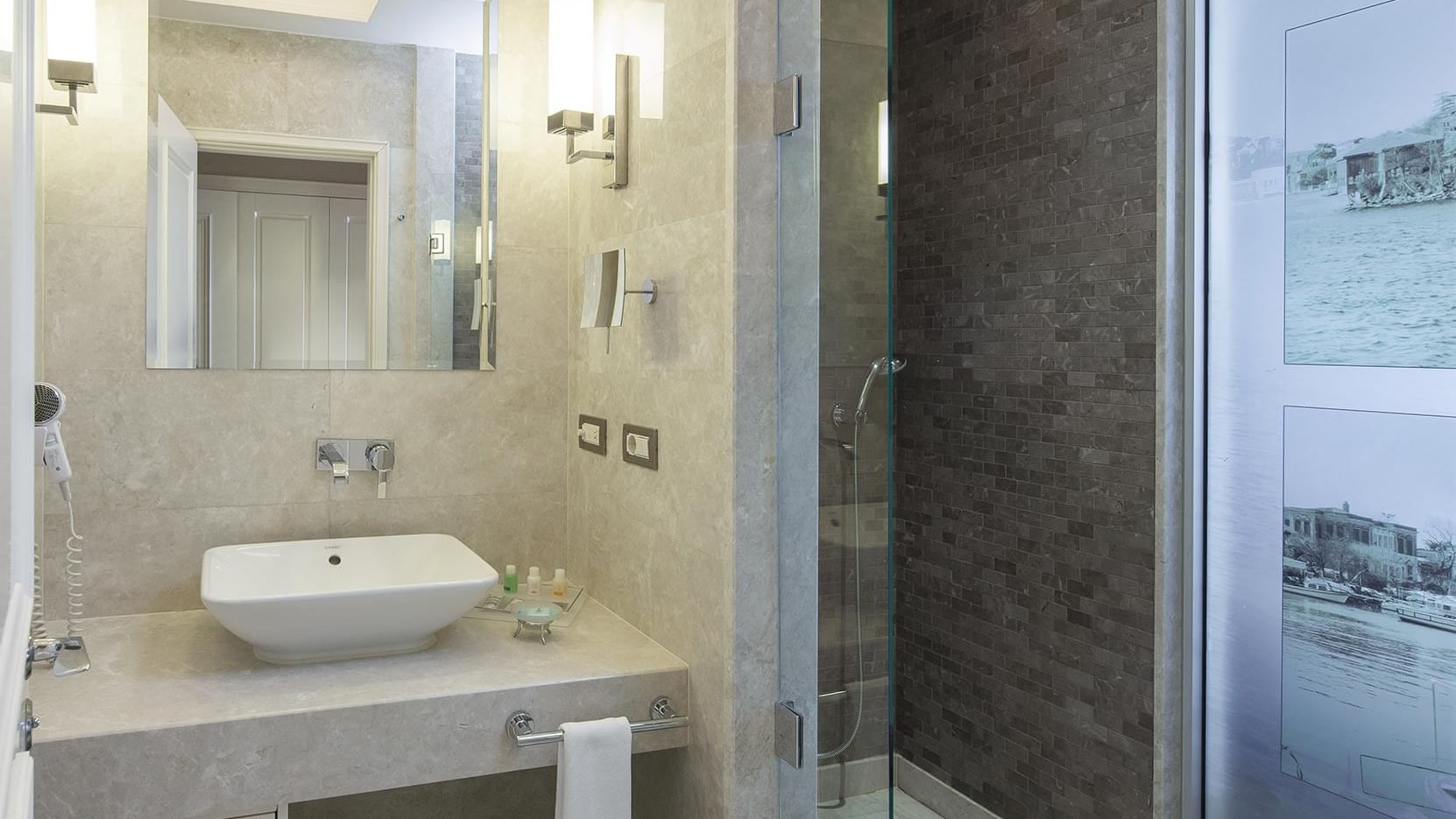 Titanic Business Kartal'daki Deluxe Odada; aynalı banyo ve lavabo bulunmaktadır.