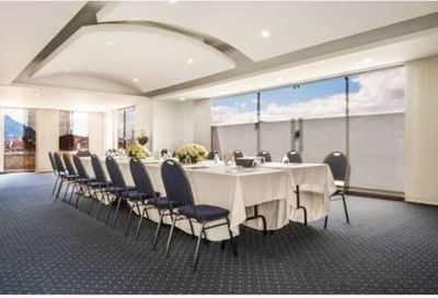 mesa de directorio lista en sala de reuniones bogota