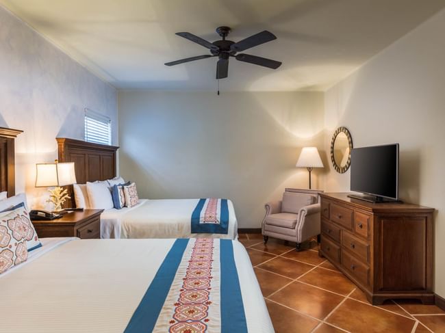 Estudio de lujo con dos camas queen, decoración elegante y TV de pantalla plana, para una estancia relajante en Hacienda Del Mar Los Cabos