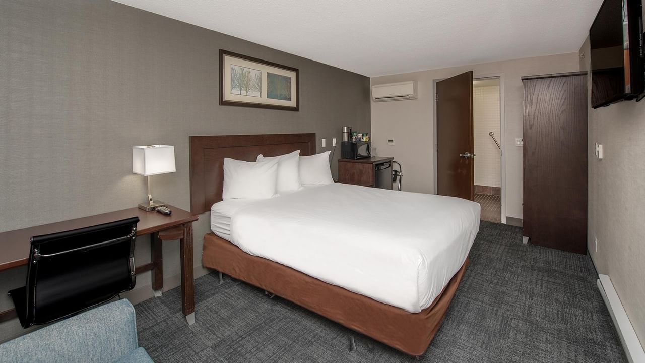 Accessible Queen room with bed, desk, and television.