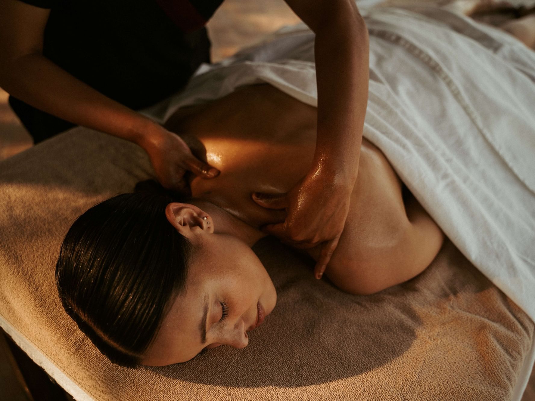 Masseur massaging a lady in Pancha Kosha Signature Therapies at Dwarika's Hotel Kathmandu
