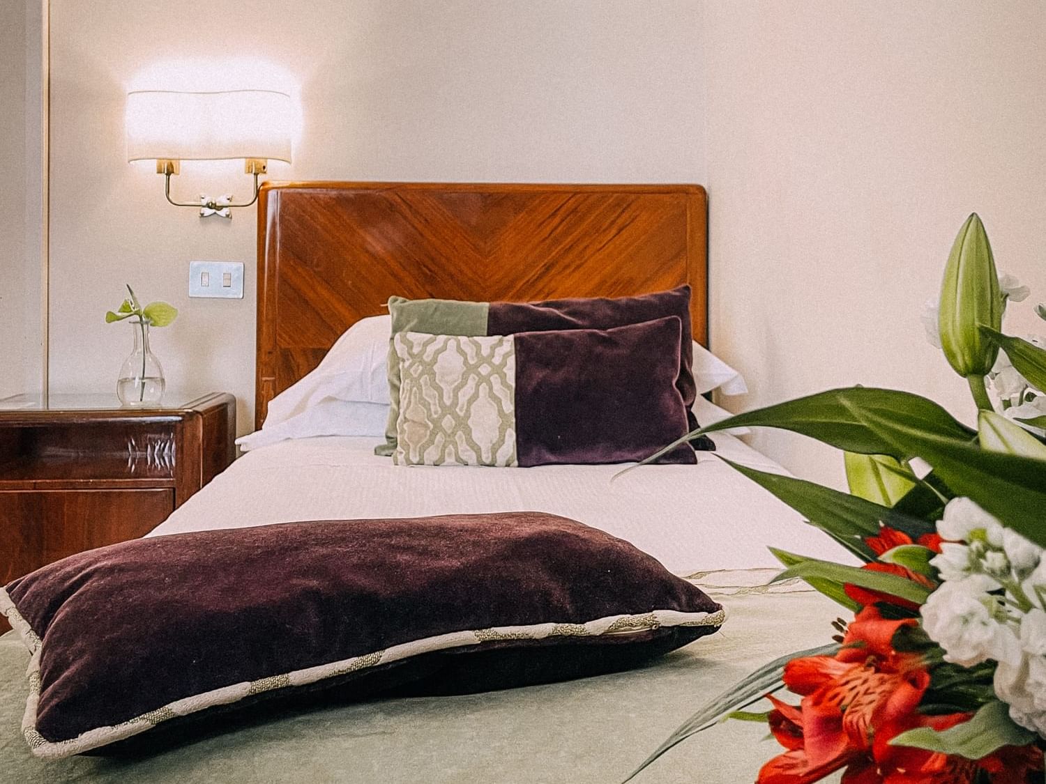 Single bed, comfy pillows with fresh flowers in Classic Single Room at Bettoja Hotel Atlantico