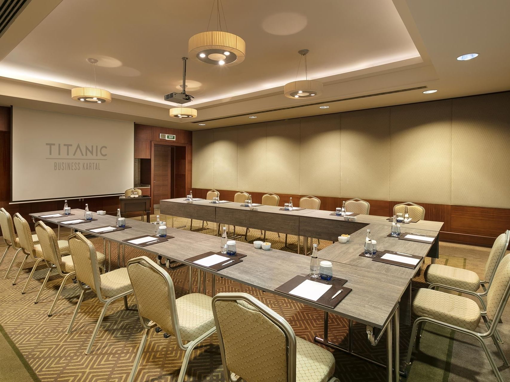  Titanic Business Kartal’ın Borneo salonu, özel toplantılar için U düzeninde konumlandırılmış masa ve konforlu sandalye yerleşimiyle profesyonel bir atmosfer sunar.