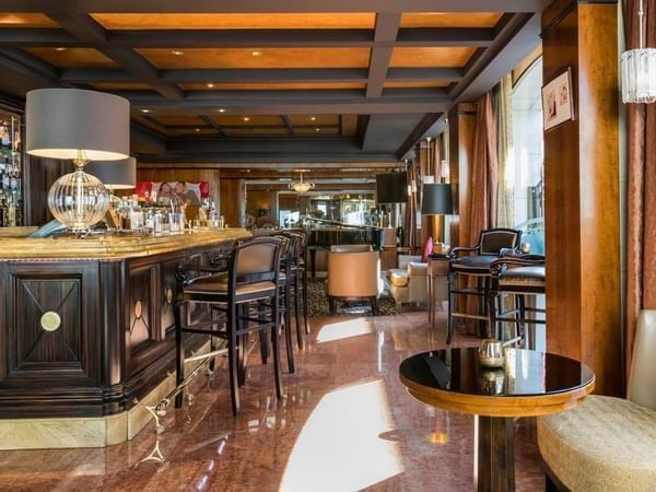 Elegante bar met comfortabele zitjes en een verfijnde ambiance in Warwick Grand-Place Brussels.