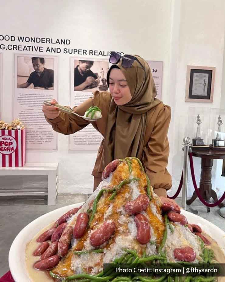 Woman took a picture with Cendol at Wonderfood Museum Penang - Lexis Suites Penang