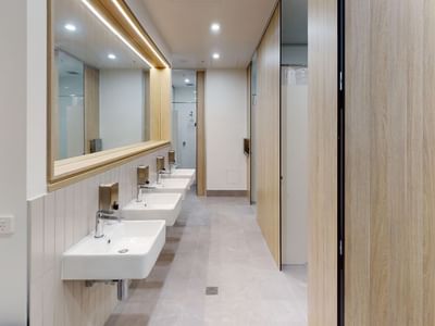 Shared bathroom at UniLodge Herston.
