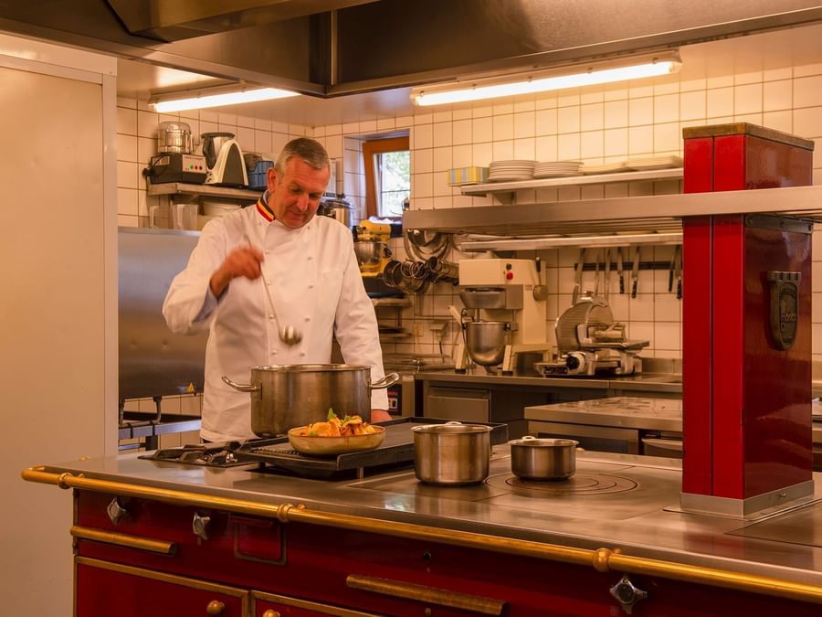 A chef cooks in the kitchen of the Hostellerie du peiffeschof