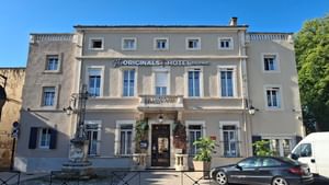 Façade de l'Hôtel du Parc avec voitures et arbres
