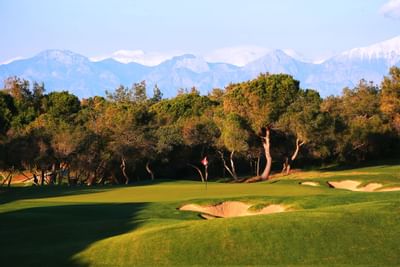 Titanic Golf Club snowed mountains and trees
