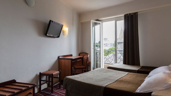 Bed & furniture in Hotel Astoria Vatican