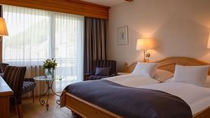 Suite room with large comfy bed at Chalet-Hotel in Bristol 