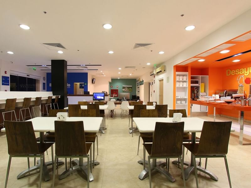 Mesas de comedor en la sala de desayunos de One Hotels