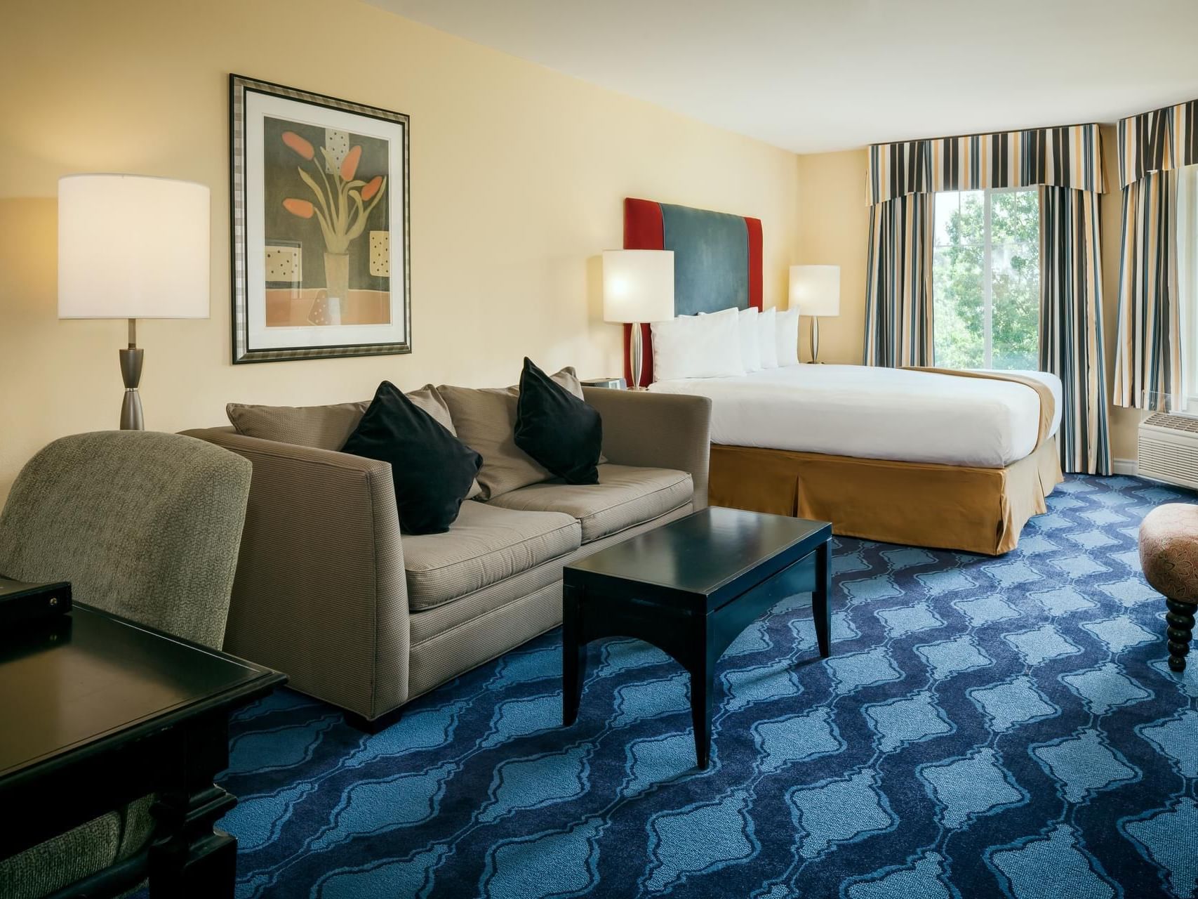 Spacious sitting area with Executive King Creek-View room of Plaza Inn & Suites at Ashland Creek​