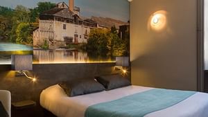 King bed at Comfort Plus room at Hotel Le Boeuf Rouge