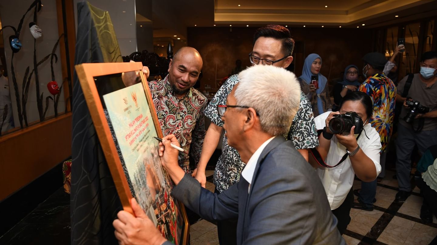 A man signing an autograph at Sunway Putra Hotel