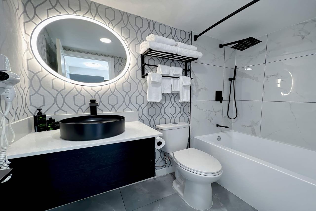 Coast Metro Vancouver Hotel guest room bathroom
