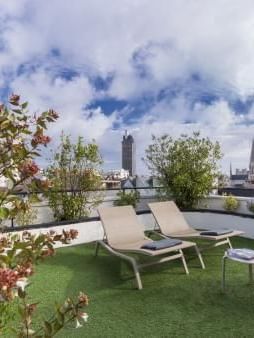 Transats sur un toit-terrasse à Oceania Hotels Group