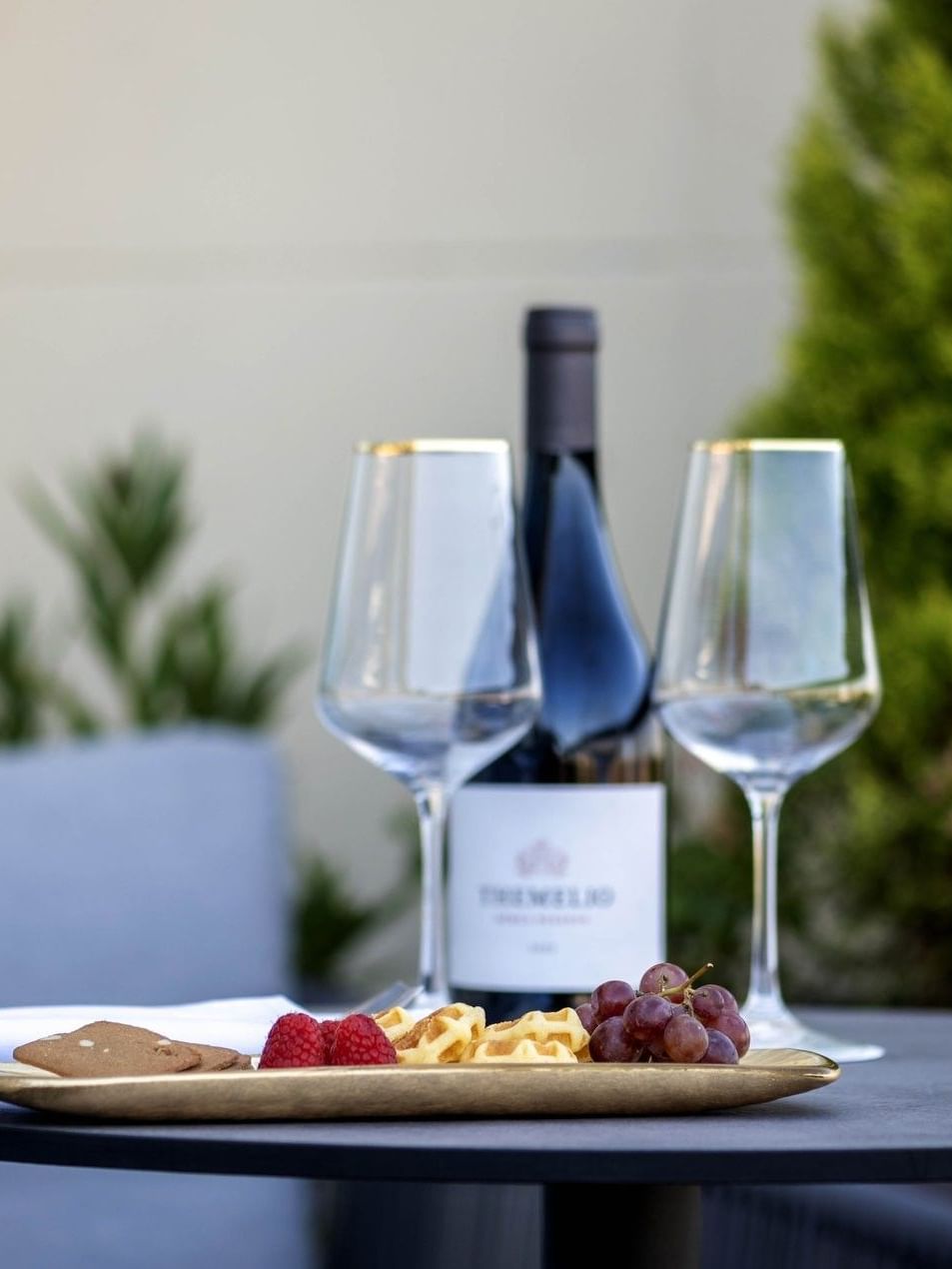 Tafel met champagne, fruit en kaas in de Barsey Suite bij Hotel Barsey by Warwick in Brussel.