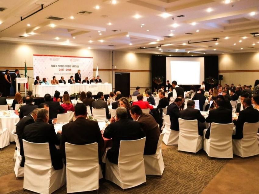 Personas en una Sala de Reuniones interior del Hotel Coral y Marina