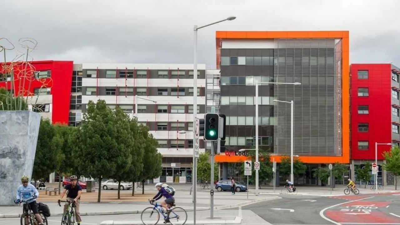 Exterior - Front of UniLodge @ ANU - Kinloch Lodge