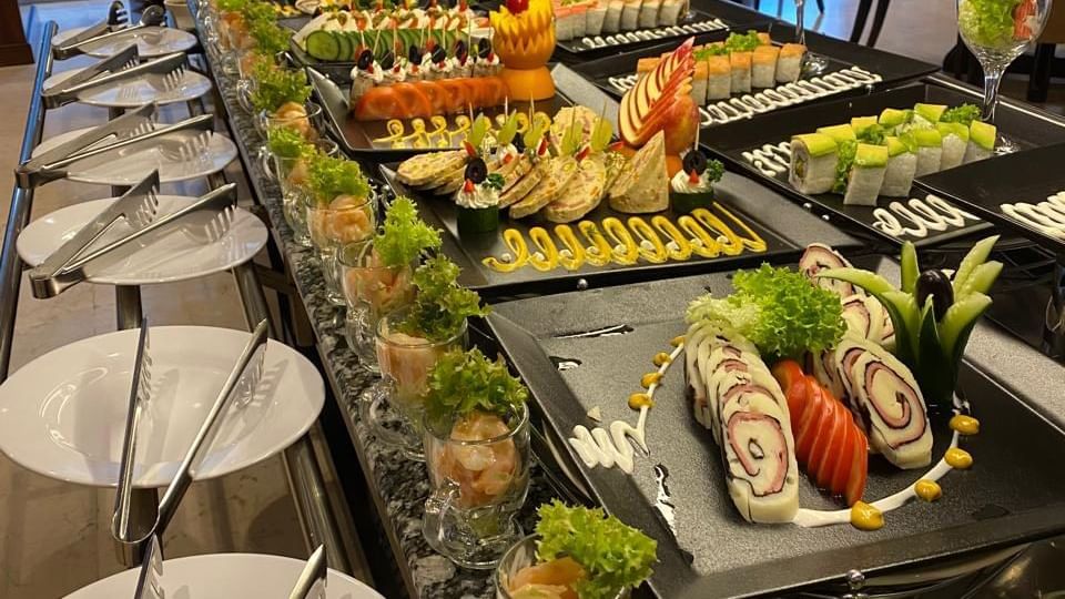 بوفيه مفتوح في مطعم «رويال» بفنادق ومنتجعات وارويك