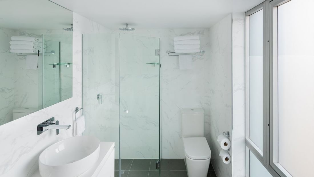 Bathroom of Family Room at ibis Sydney World Square Hotel 