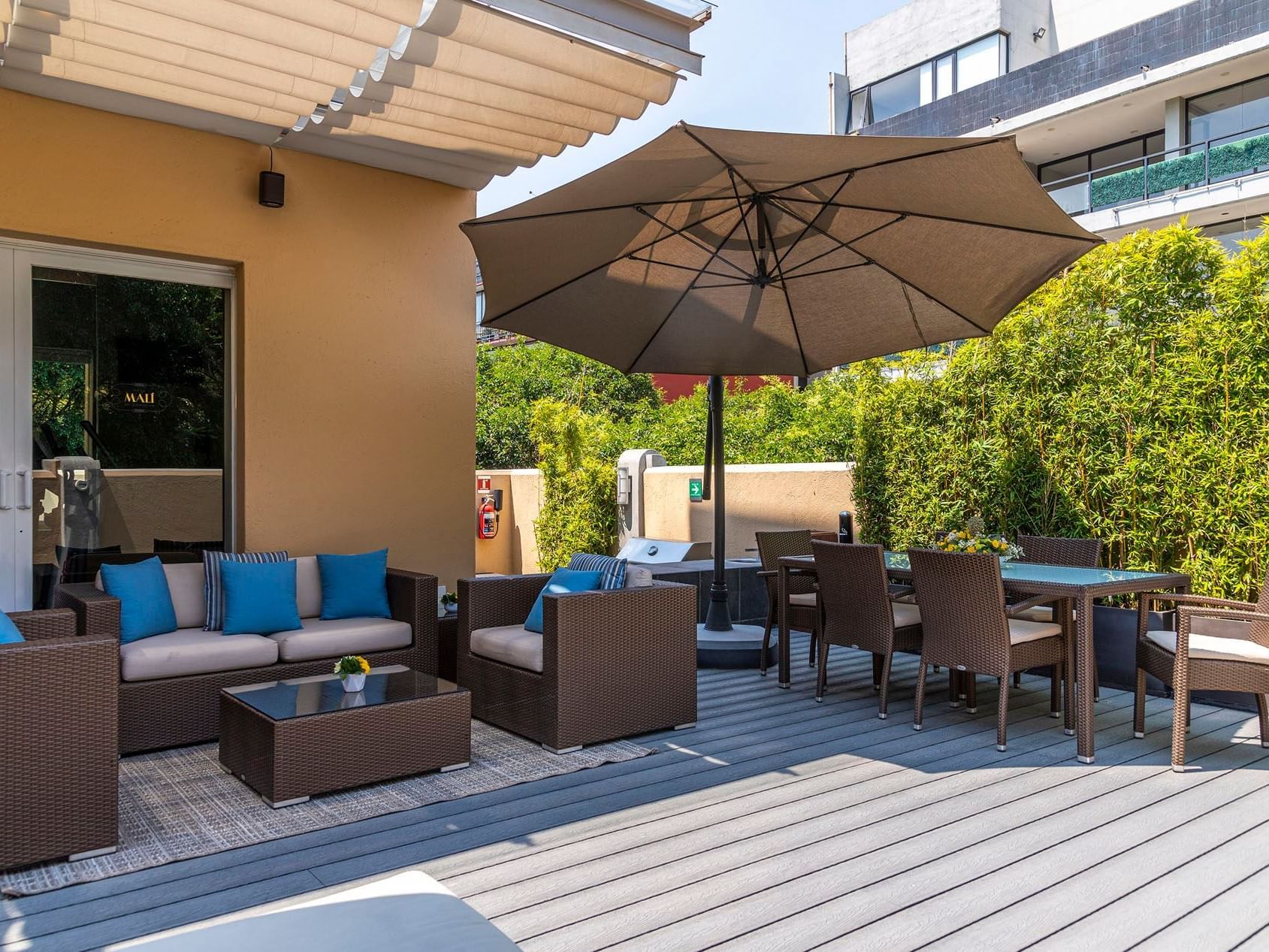 Terraza, comedor y sala de estar en Casa Mali by Dominion