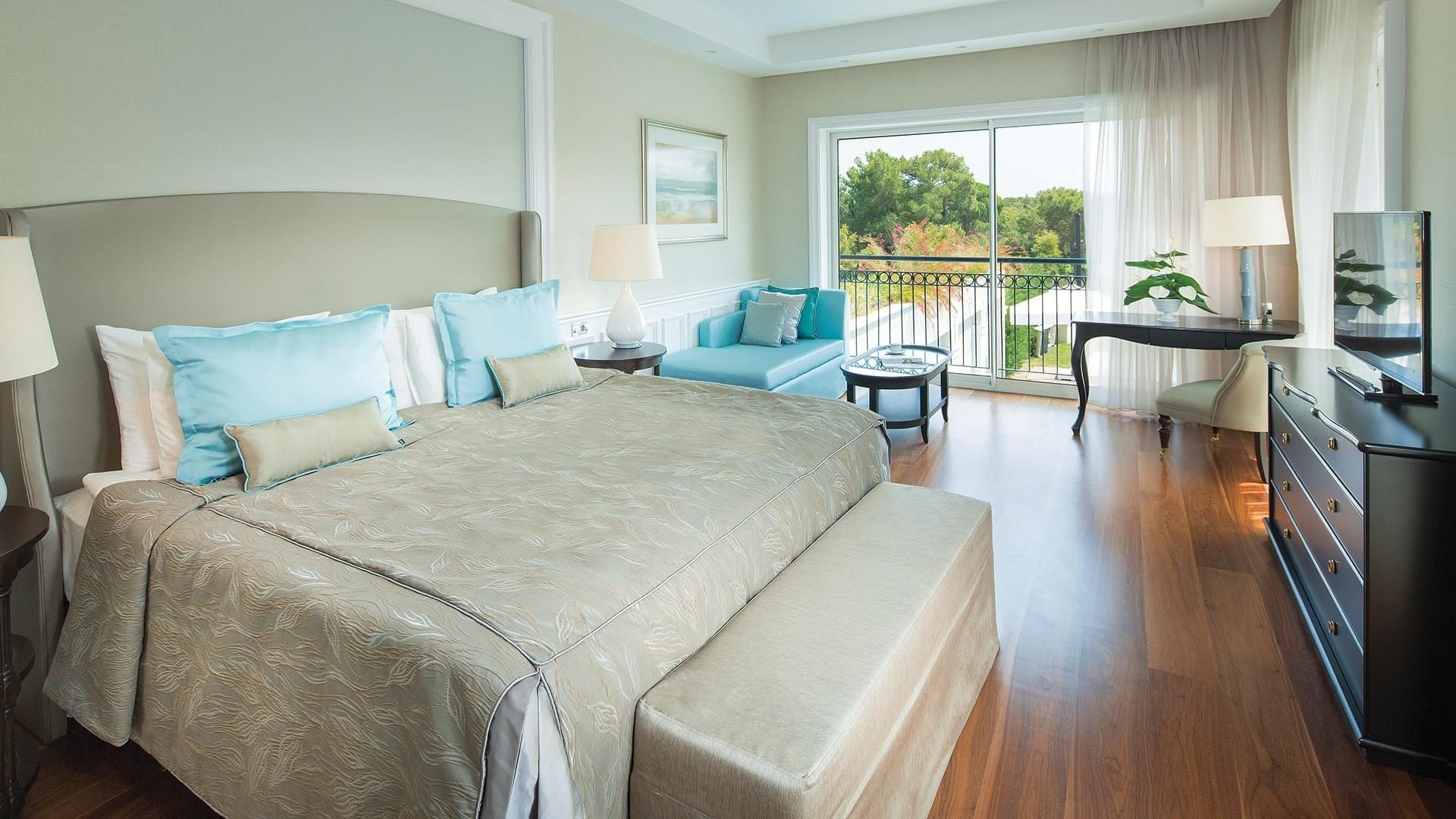 Вилла Exclusive Pool в Titanic Deluxe Golf Belek — изысканный интерьер с деревянным полом.