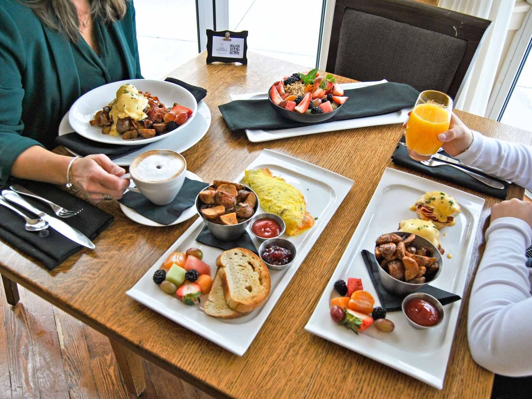 A couple enjoying breakfast in a restaurant at Hotel Eldorado