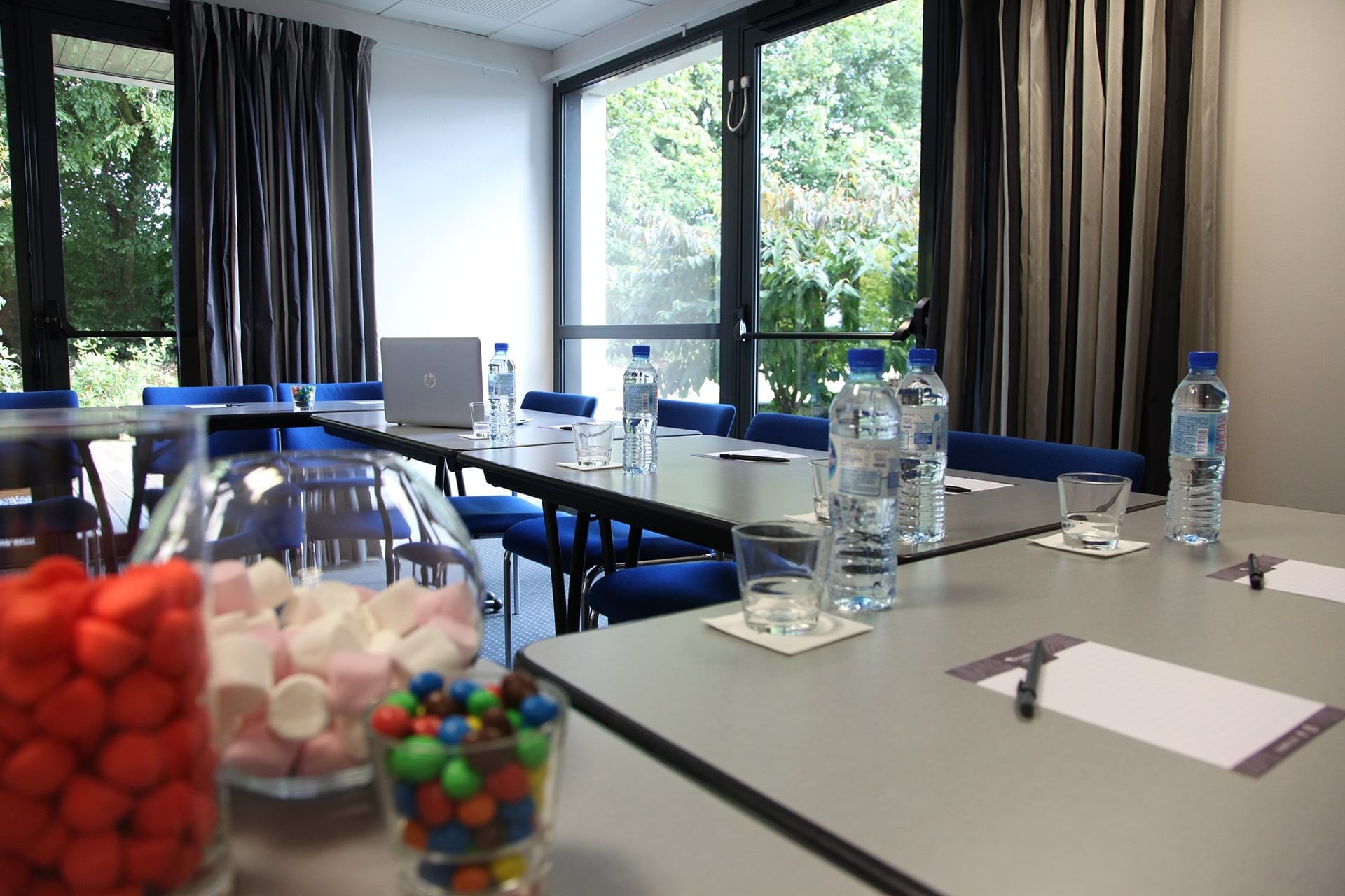 Table dressée pour une réunion à l'Escale Oceania Rennes