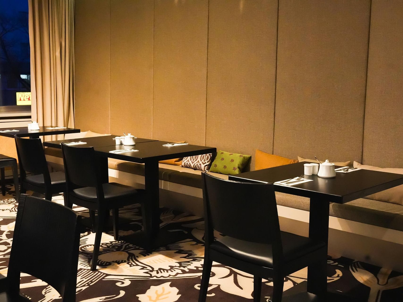 Breakfast area with tables and chairs at Sylter Hof Berlin.