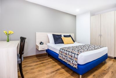 alojamiento en medellin con cama queen