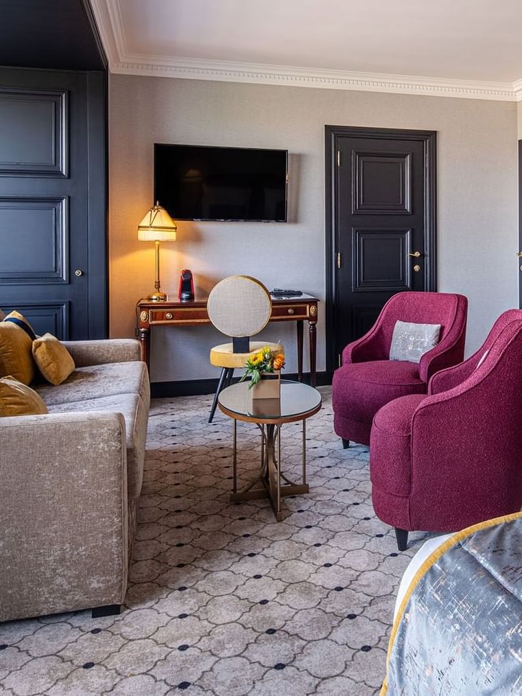 Comfortabele junior suite met een slaapkamer en zithoek bij Hotel Barsey by Warwick in Brussel.
