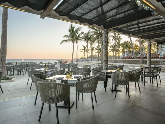 Restaurante Pérgola junto a la playa al atardecer en Marquis Los Cabos Resort & Spa Redesign, San José del Cabo.