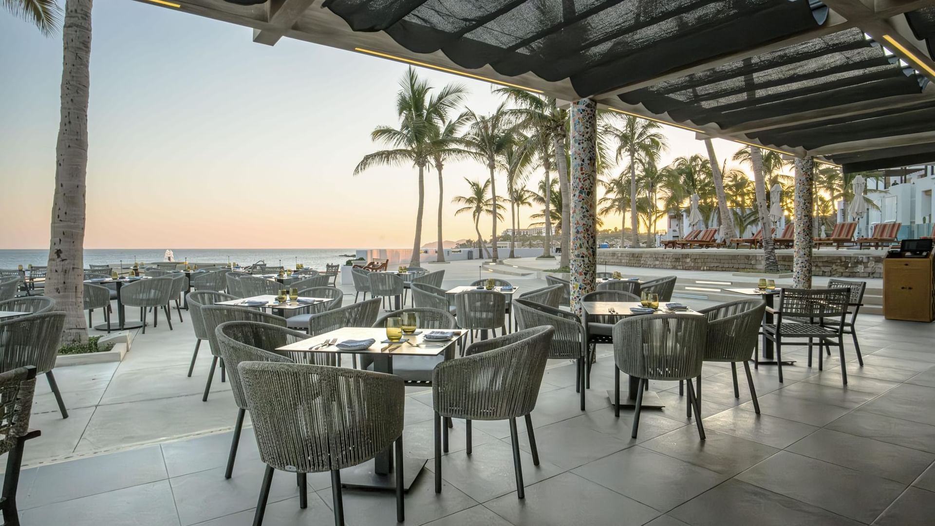 Restaurante Pérgola junto a la playa al atardecer en Marquis Los Cabos Resort & Spa Redesign, San José del Cabo.