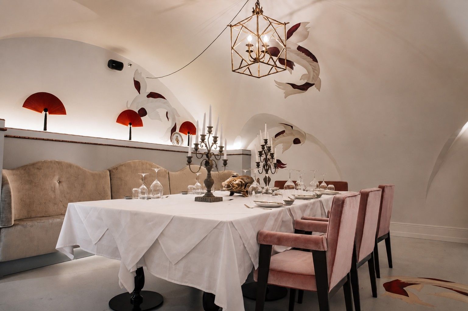 Salon Asiatique at Hotel THE LEO GRAND with an elegantly set table, vaulted ceiling and Asian inspired details