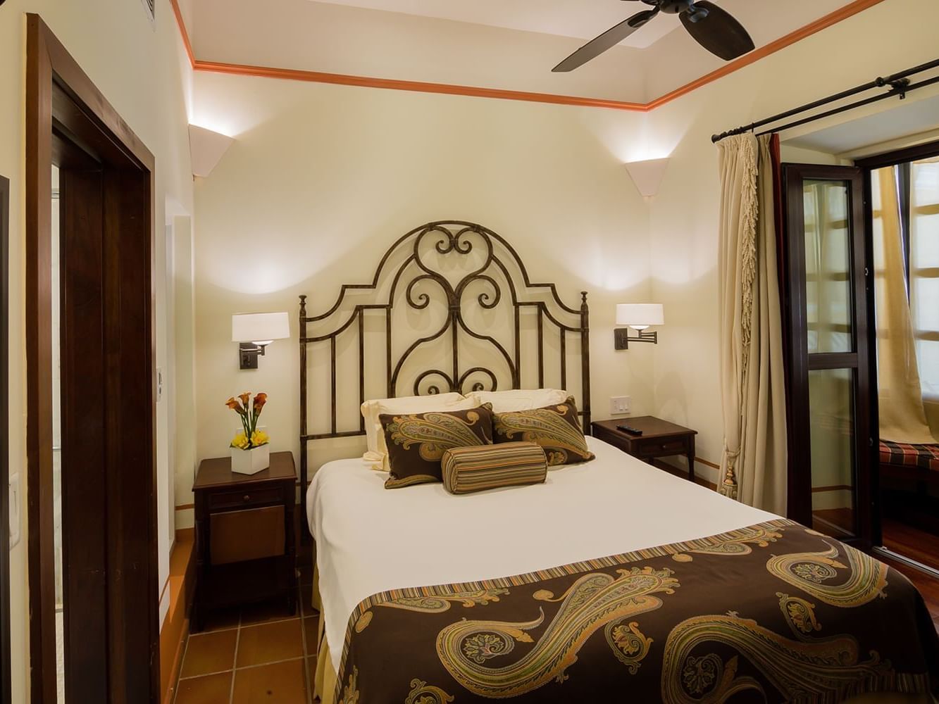 King size bed in Junior Suite at Hotel El Convento