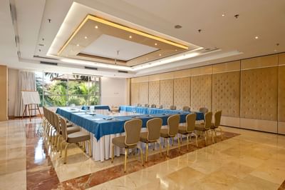 Elegante configuración para conferencias en el Hotel Country International Barranquilla, ideal como sede de eventos en Barranquilla