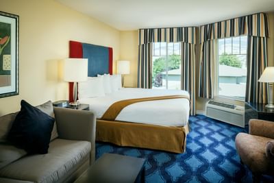 Executive King Non-view with a king bed and sitting area of Plaza Inn & Suites at Ashland Creek​