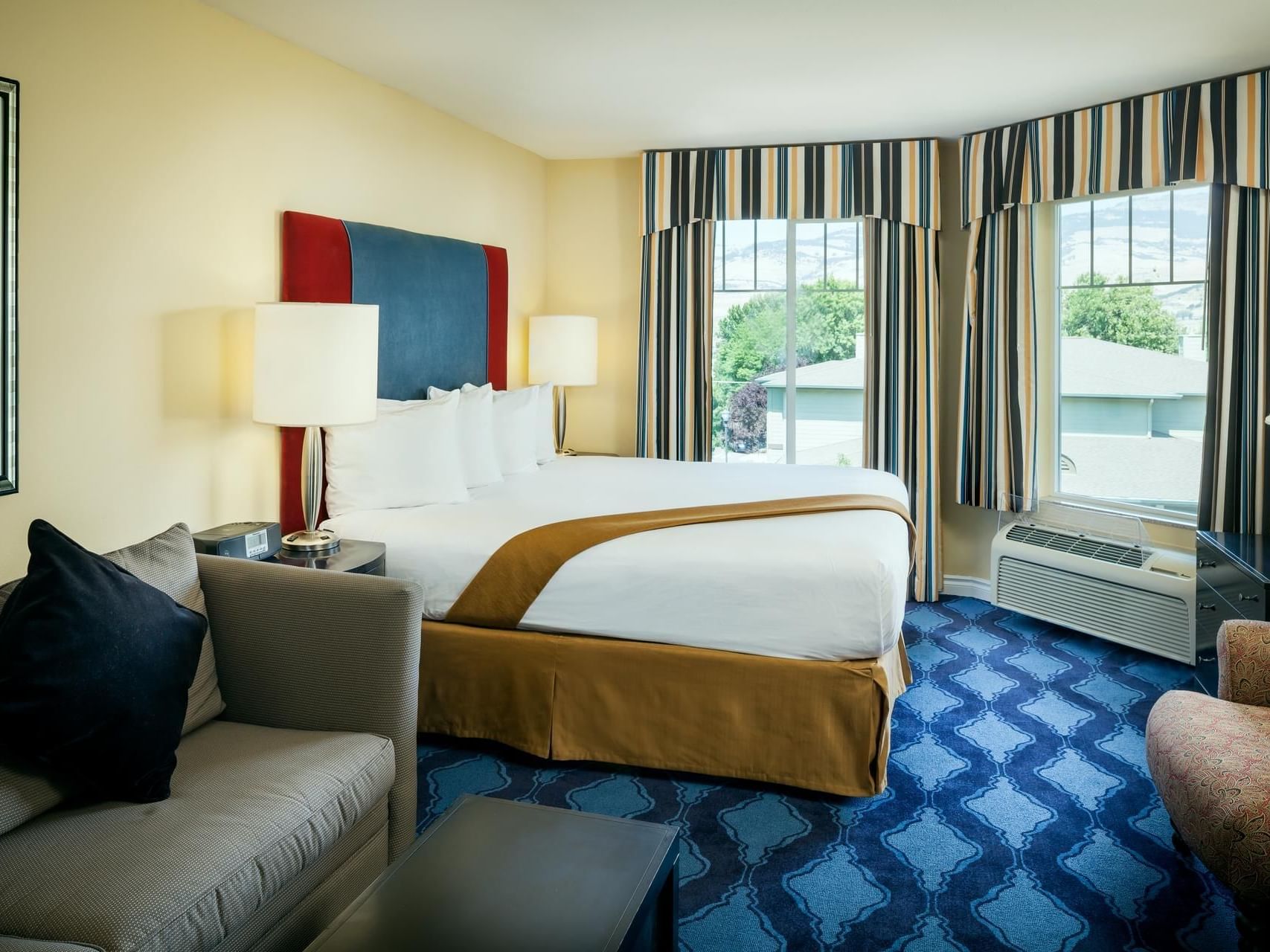 Executive King Non-view with a king bed and sitting area of Plaza Inn & Suites at Ashland Creek​