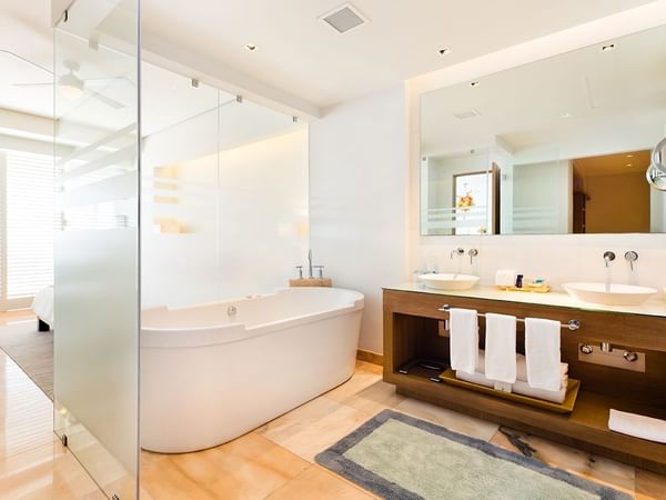 Bathroom with a bathtub in PH2 room at Mundo Imperial