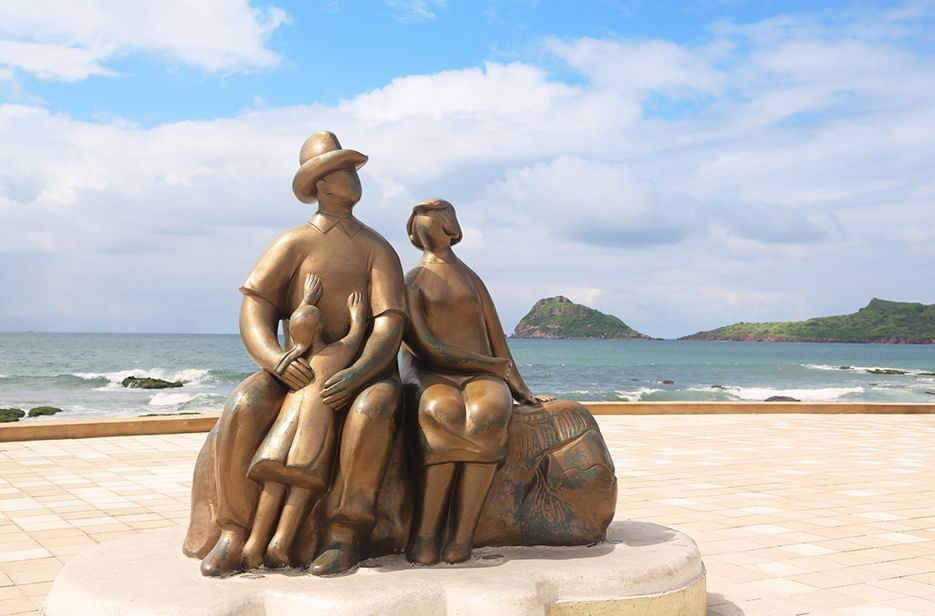 Monumento a la Familia Statute near Viaggio Resort Mazatlan