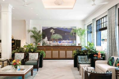 Spacious lobby lounge area with the reception counter at Hotel Atwater