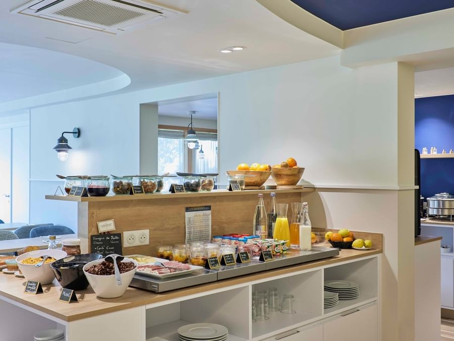 Buffet de petit-déjeuner avec divers aliments et boissons à Hôtel La Marébaudière.