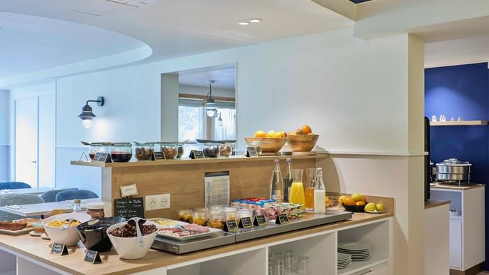 Buffet de petit-déjeuner avec divers aliments et boissons à Hôtel La Marébaudière.