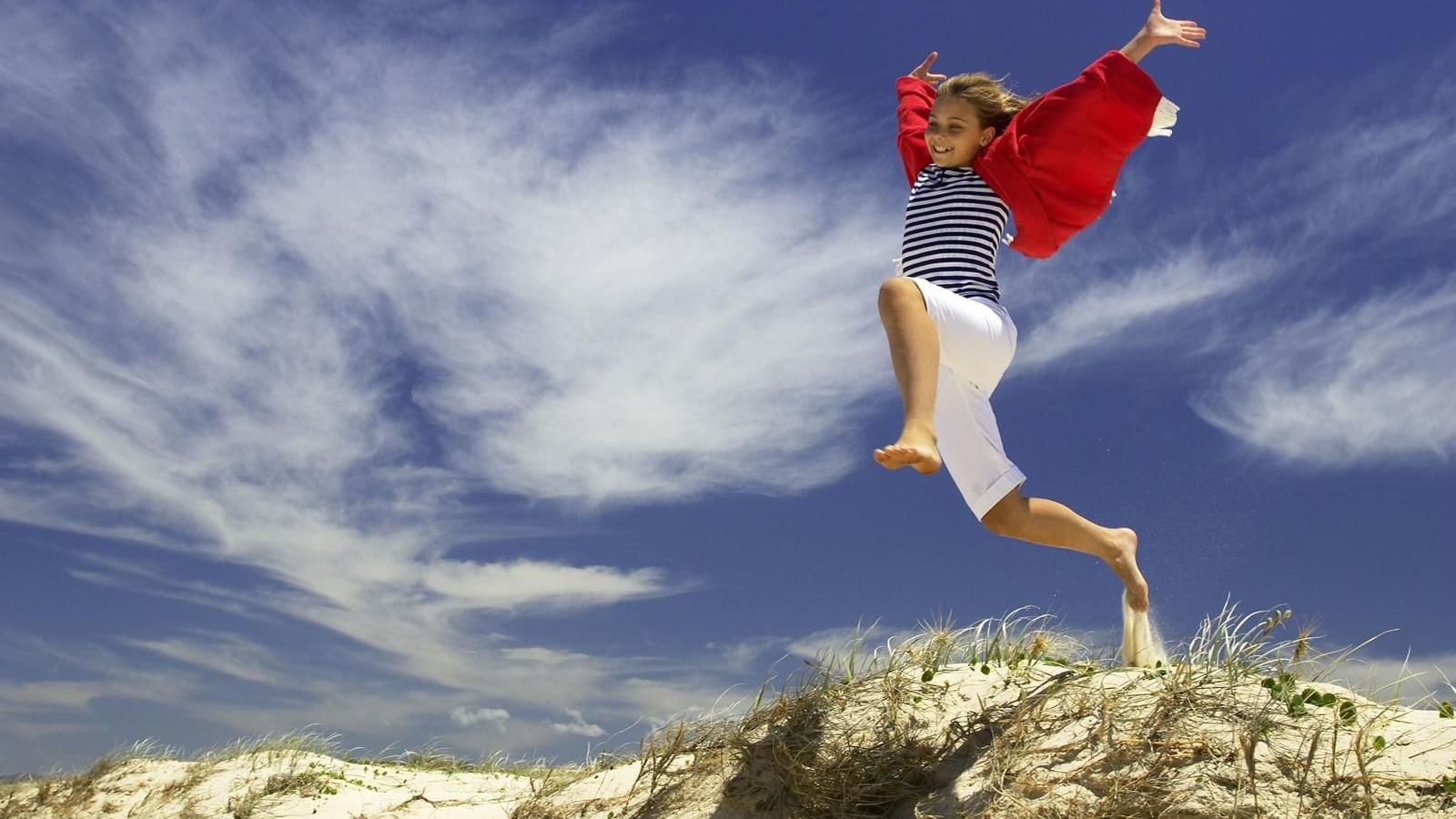 Kid jumping at Pullman magenta shores