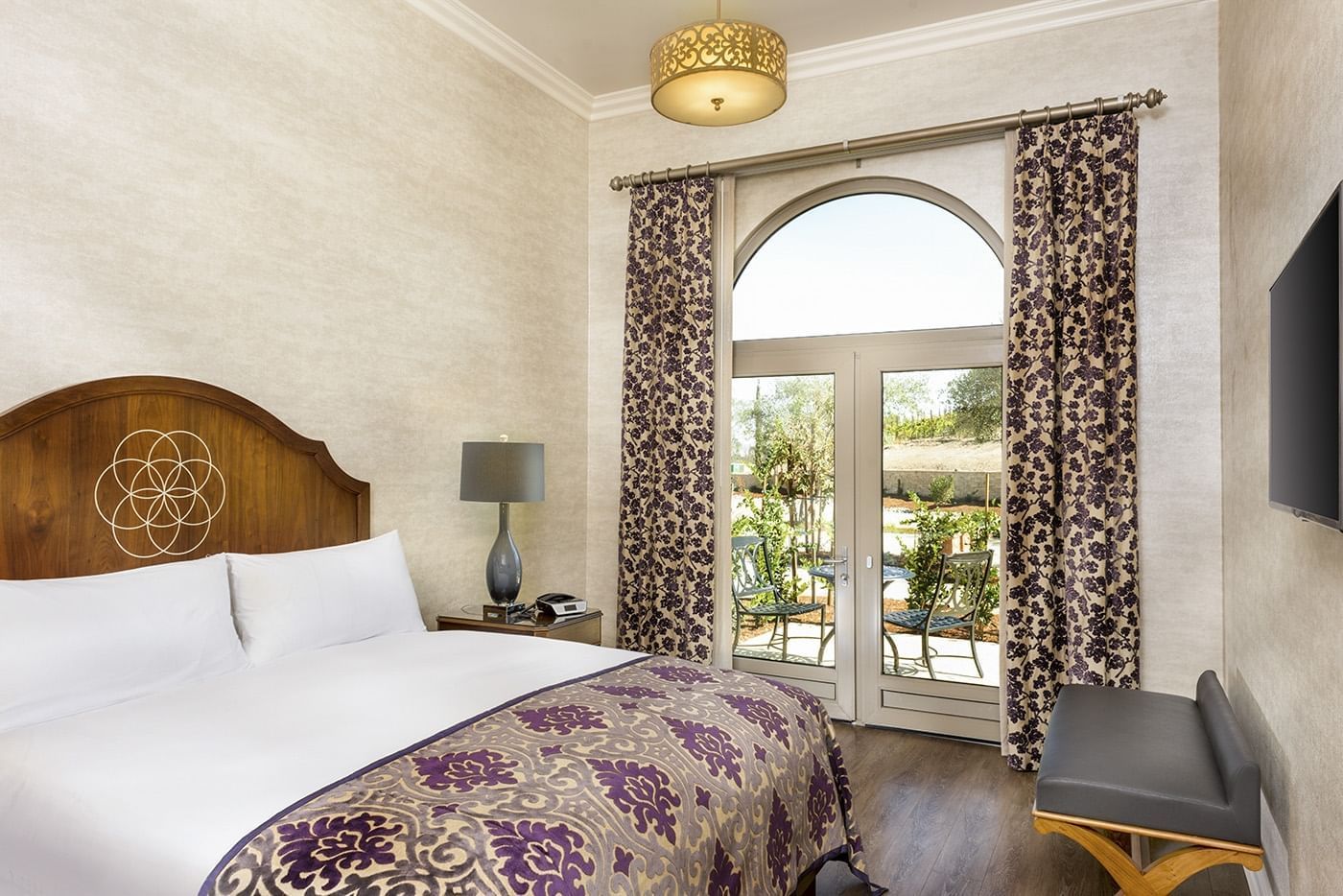 Lorem ipsum King room with terrace at Allegretto Vineyard Resort in Paso Rob