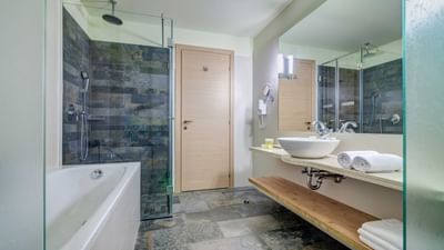 Bath tub and sink in a Bathroom at Ana Hotels Bradul