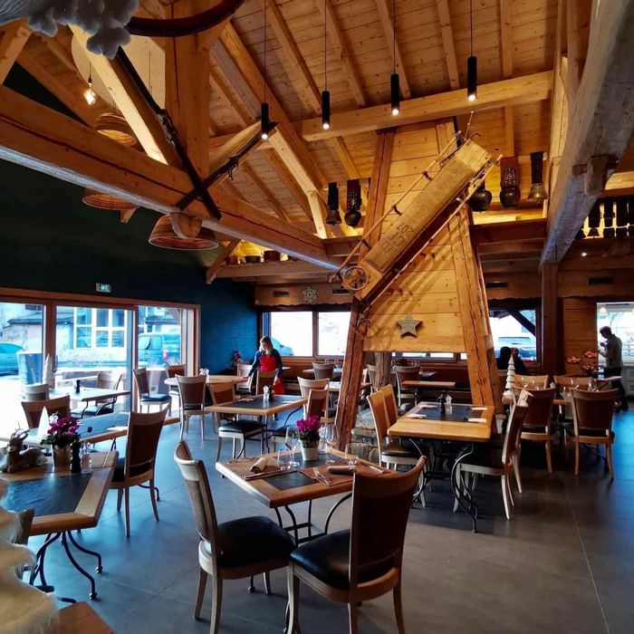 Salle de restaurant avec cheminée centrale en bois